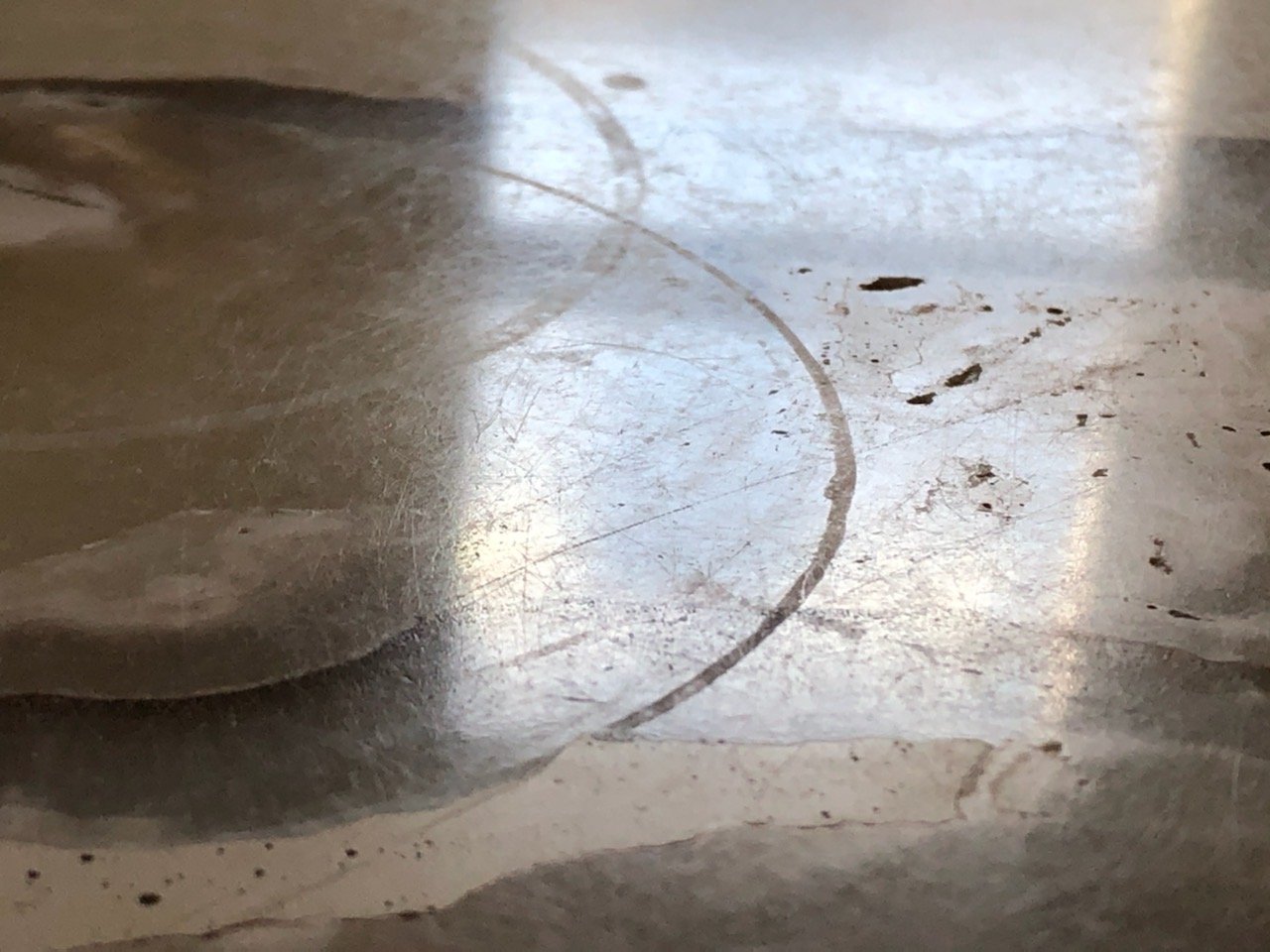 Etched effects of the head of the polishing machine on the finishing of the stone as an error.